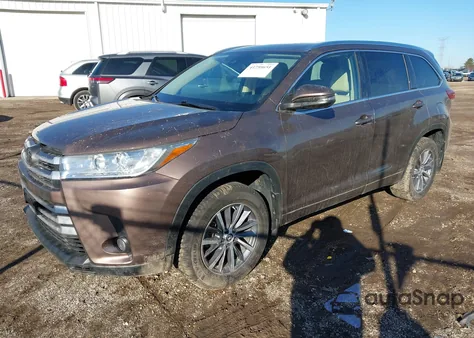 2017 Toyota Highlander Xle z USA, uszkodzony, nr VIN 5TDJZRFH4HS483304